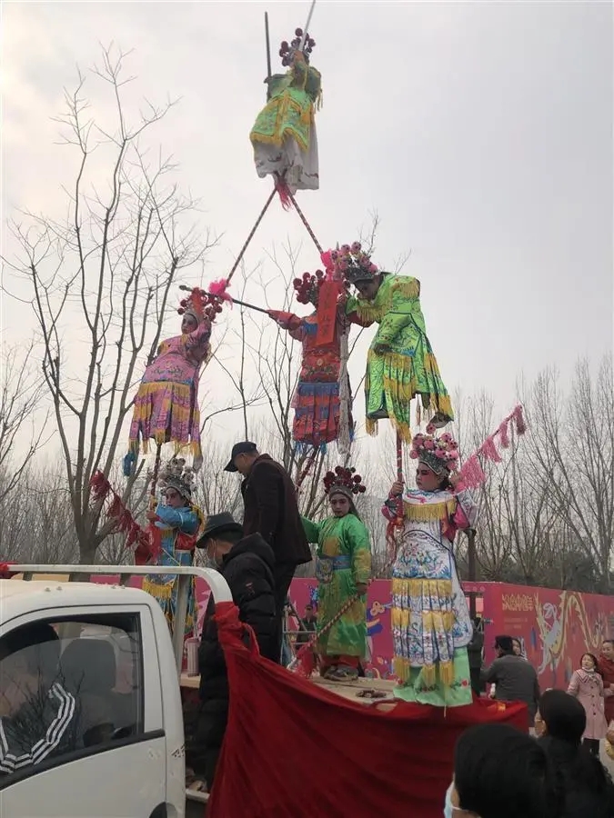 五个可爱的宝宝在空中坠落:为什么一定要在热春节的西北“社火”生孩子？